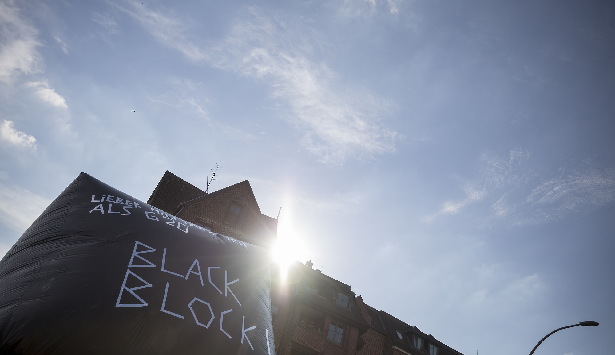 "Black Block" steht am 06/07/2017 am Fischmarkt in Hamburg vor Beginn der autonomen "Welcome to Hell" Demonstration auf einem schwarzen aufblasbaren Würfel. Foto Florian Schuh