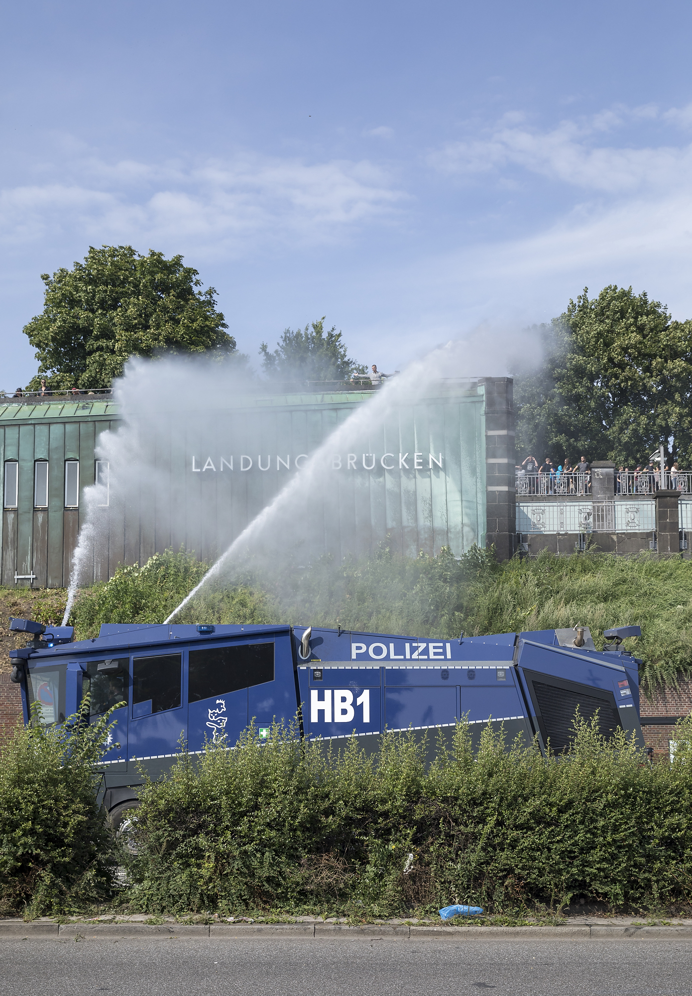 Ein Wasserwerfer sprüht am 07/07/2017 an den Landungsbrücken in Hamburg Richtung Terasse. Foto Florian Schuh